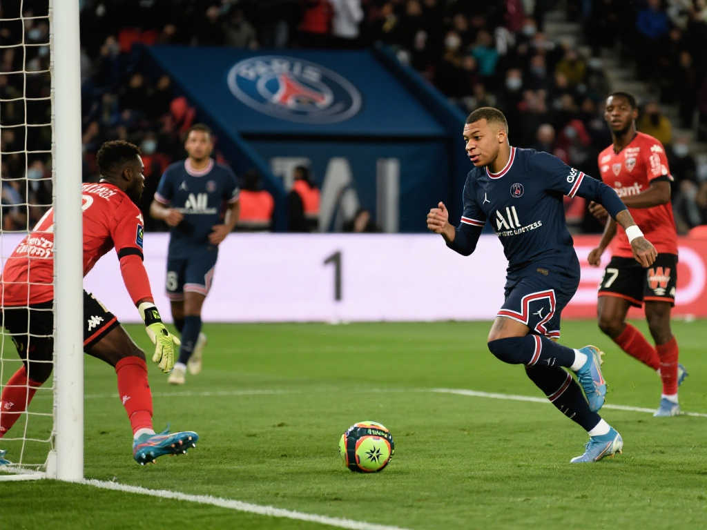 在防守和中 在防守和中